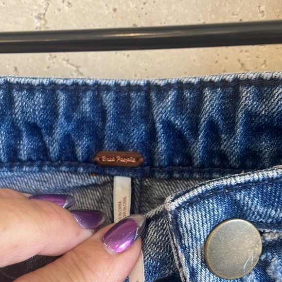 Free people medium wash distressed jean skirt size 6z. Never worn. - Picture 2 of 3